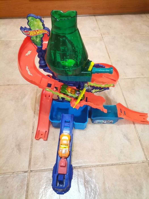 Трек Hot Wheels Научная лаборатория