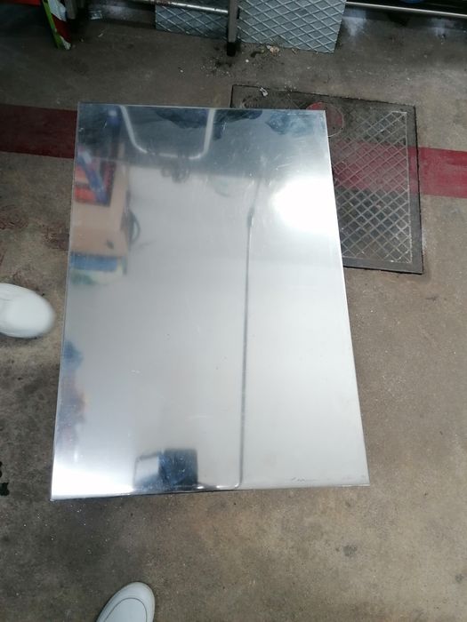 2 xapas de inox com espessura de 4 ou 5 milímetros