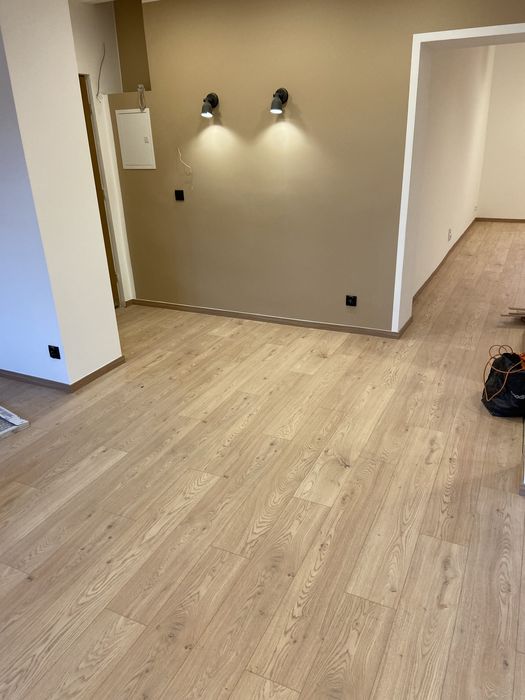 Montaż układanie paneli podłogowych desek Barlinek.