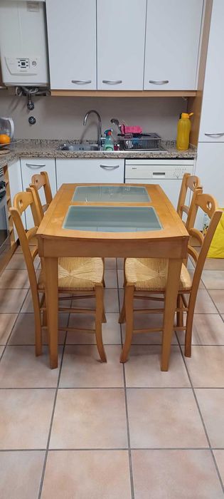 Mesa de cozinha de madeira e vidro com 4 cadeiras
