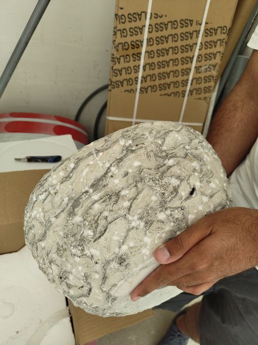 Lavatório de pousar em pedra