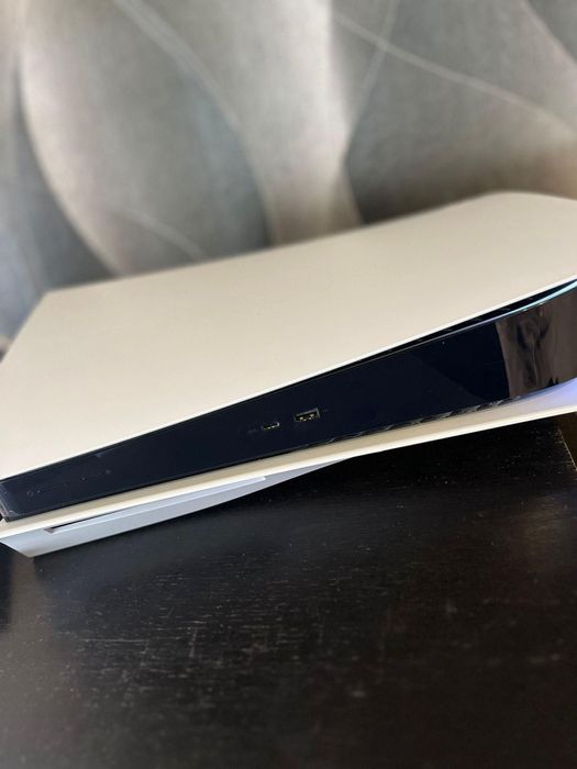 Ps5 com dois comandos um monitor e cabo de carregador