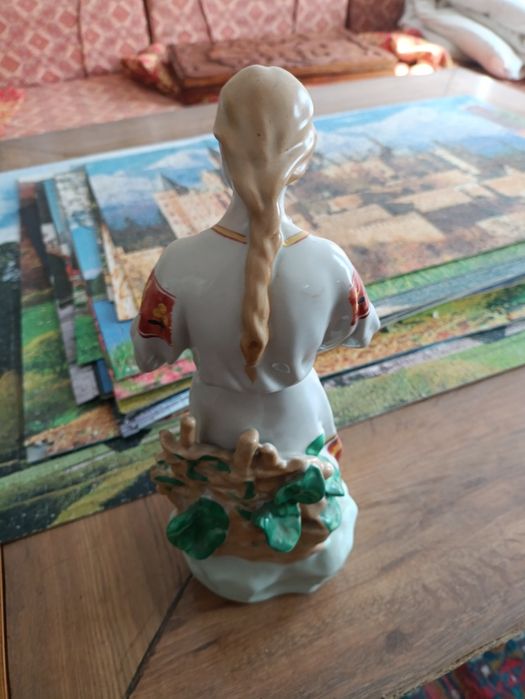 Фарфорові статуетки.