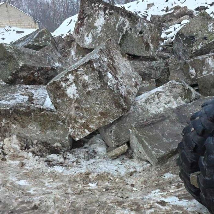 Bloki granitowe duże