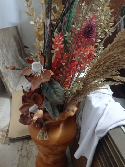 Jarrões novos e flores decorativas restos de loja