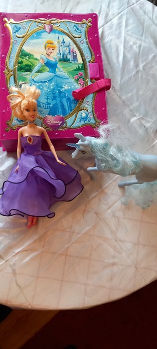 Livro da Disney, boneca e cavalo