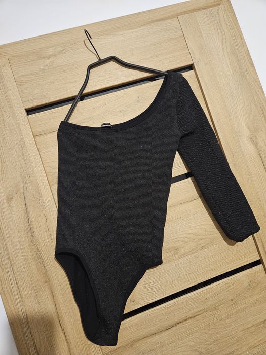 Damskie body na imprezę.  Jeden rękaw. Rozmiar M.  Zara