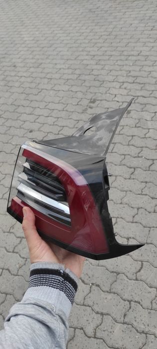 Задній правий ліхтар tesla model y 2024. Ліхтар Тесла