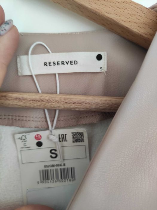 Sukienka ołówkowa skórzana Reserved nude S