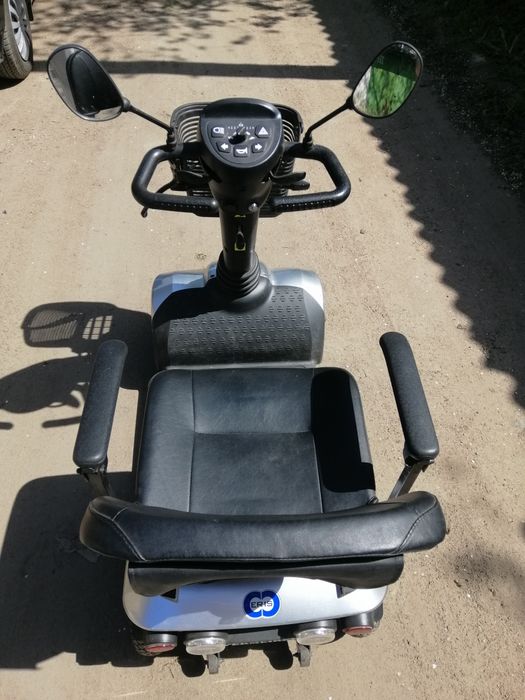 Электроскутер четырёхколёсный.