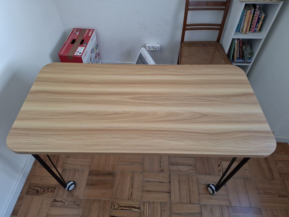 Mesa de Escritório/Computador com Rodas – 120 × 60 cm – Excelente Estado