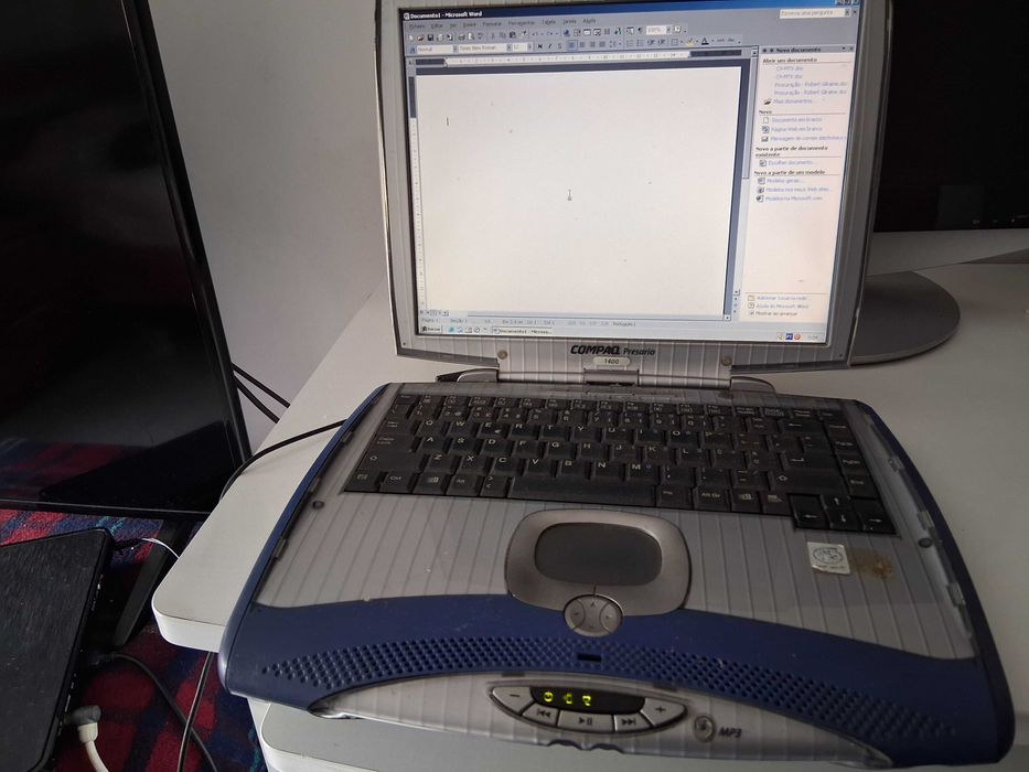 Portatil CompaQ a funcionar bom para office[Word,Excel,PowerPoint etc