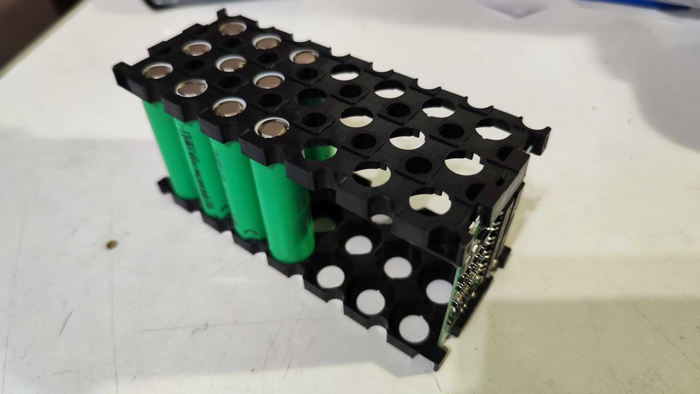 Холдер для акумуляторів  18650 * 21