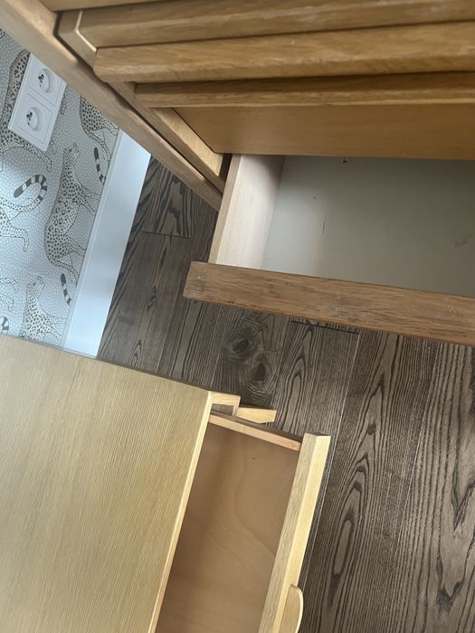 Stół drewniany z szufladami