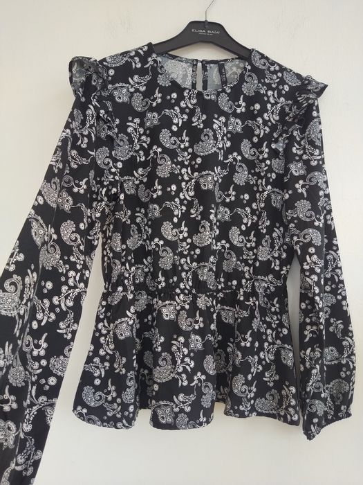 Blusa preta peplum com padrão de cornucópias e folhos- Tiffosi- Tam. M