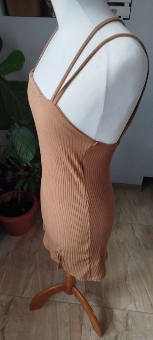 Prążkowana sukienka pull&bear m z rozcięciem