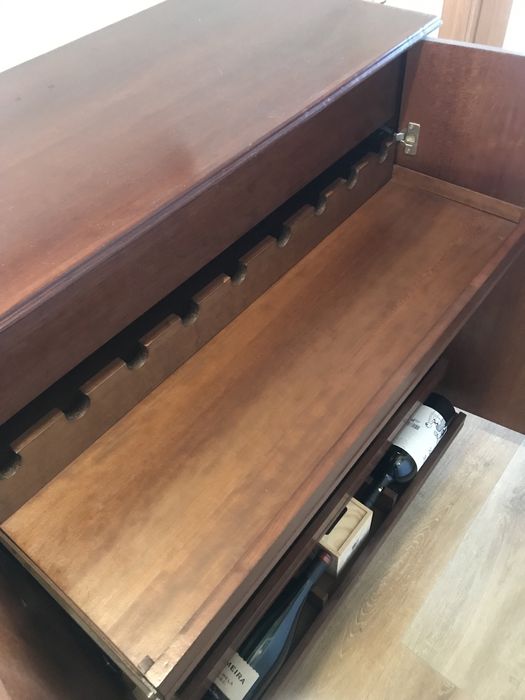 Garrafeira de gavetas linhas direitas em carvalho