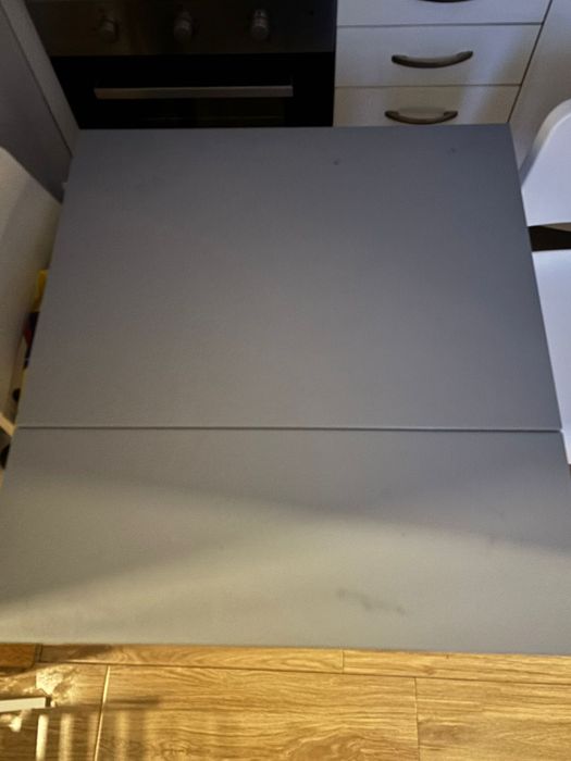 Mesa de extensível cinzenta  e 2 cadeiras brancas - Negociável