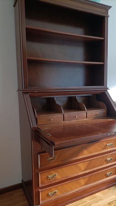 Comoda/secretaria com estante, em mogno.