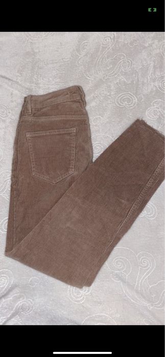 bezowe spodnie sztruks