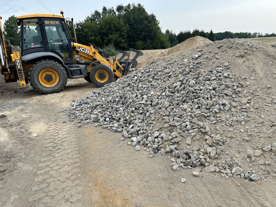 Zwir piasek ziemia podsyp tluczen