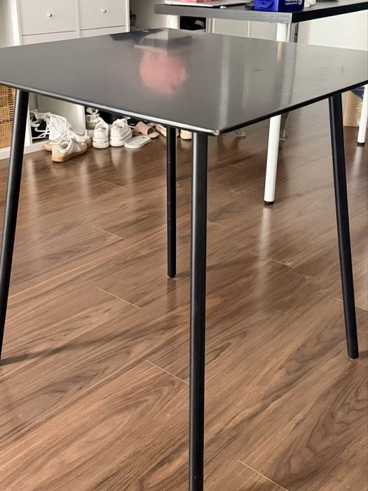 Mesa usada em bom estado para venda.