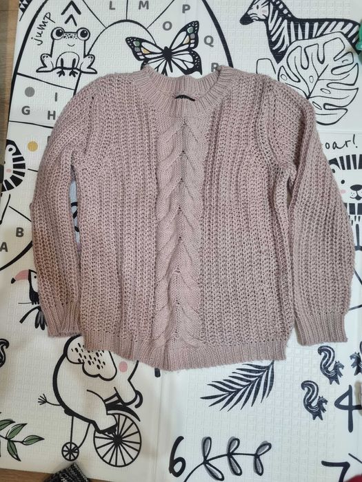 Sweterek Mohito rozmiar L . Więcej informacji zapraszam na priv.