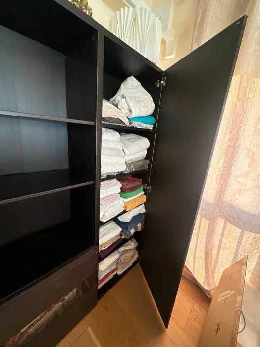 2 estantes IKEA com porta