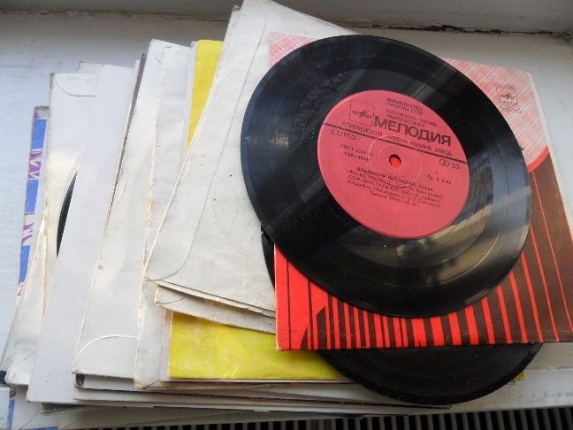 Различные пластинки для патефонов (граммофонов) и проигрывателей.