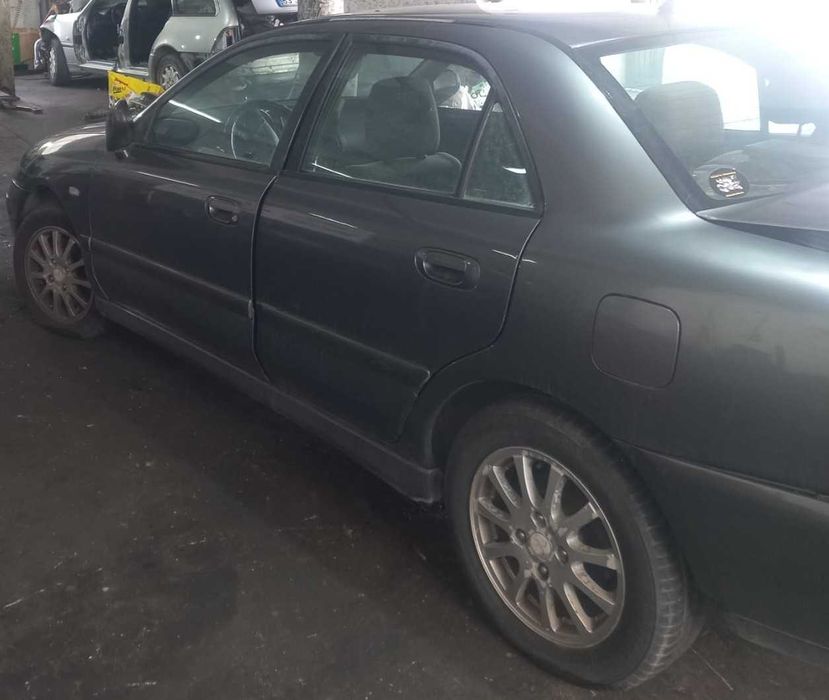 Mitsubishi Carisma para peças