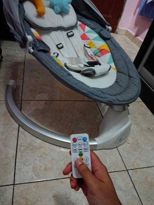 Cadeira de balanço eléctrica para bebé com controlo remoto e bluetooth