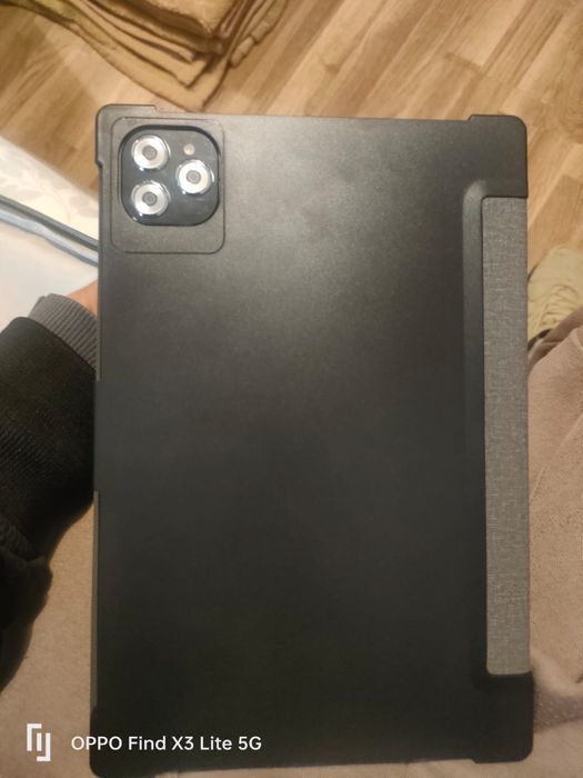 Tablet preto com 3 cameras