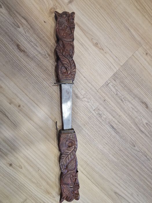 Conjunto artesanal faca e garfo com bainha em madeira entalhada