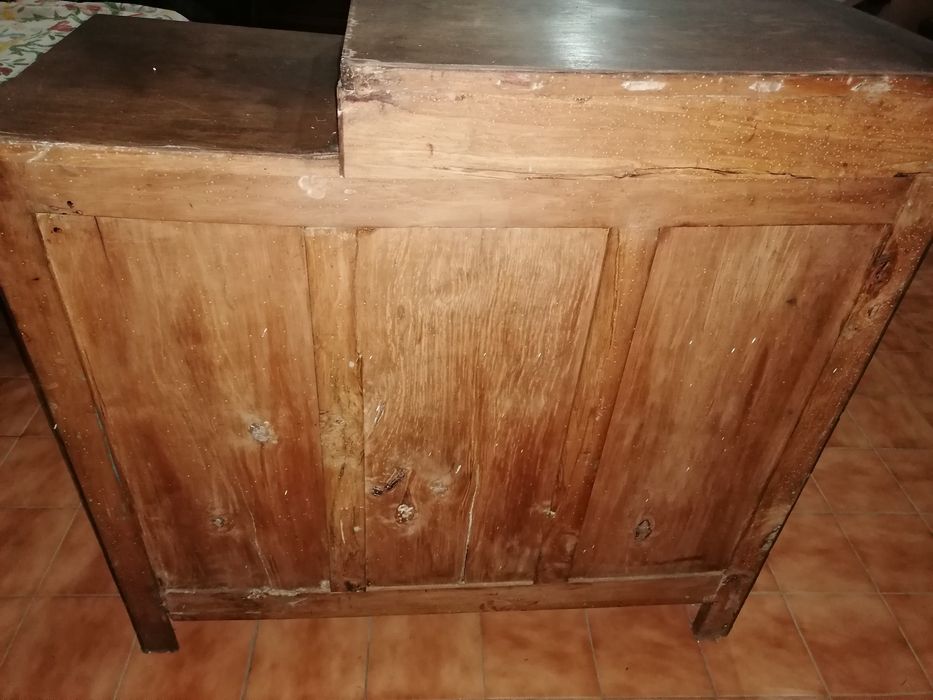 Móvel antigo com 2 portas e 4 gavetas