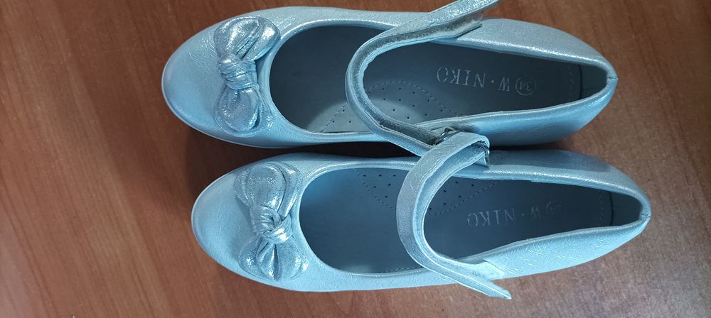 Продам туфли на девочку размер 34