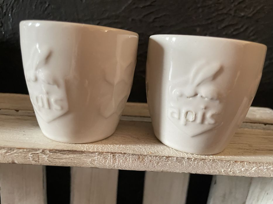 Dwie ceramiczne czarki miseczki osłonki Apis