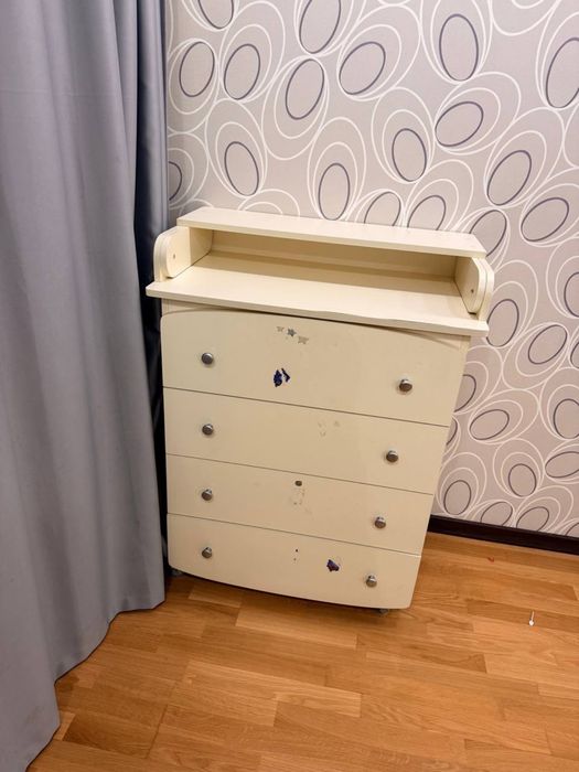Продаємо дитячу ліжко з комодом