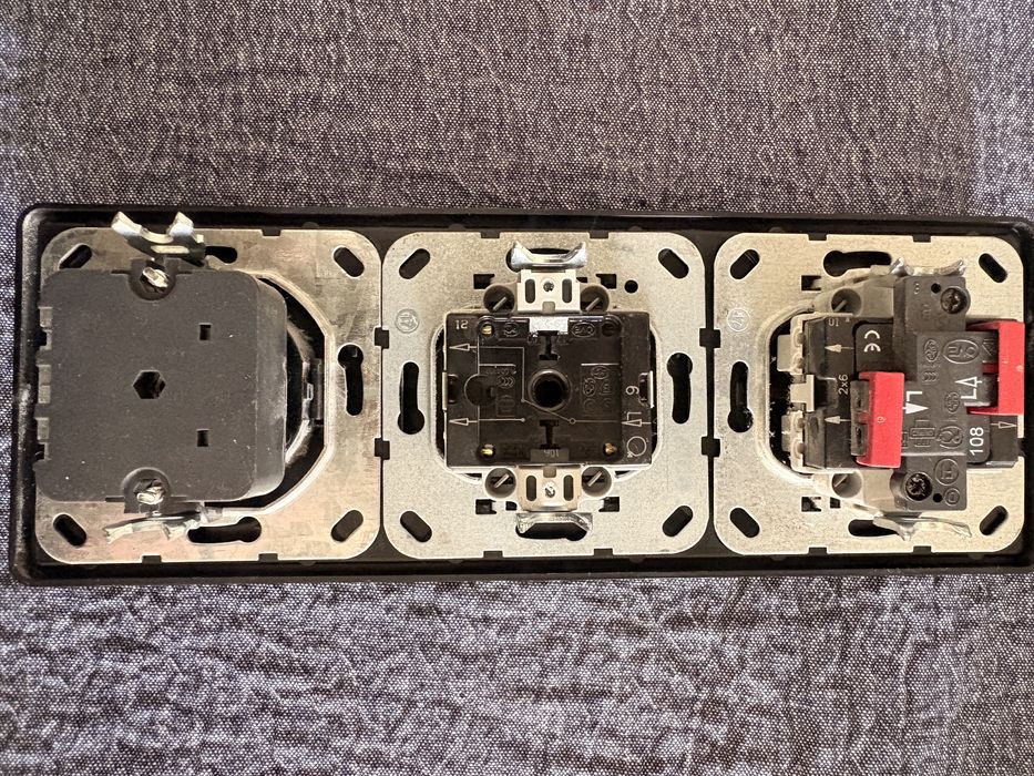 Ramka z mechanizmami Gira Classix potrójna
