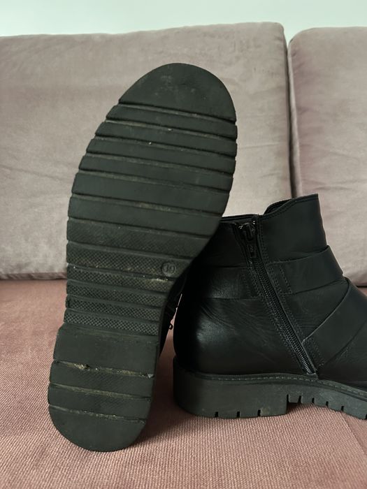 Czarne skórzane buty bikery biker botki motocyklowe klamry Pier One 39