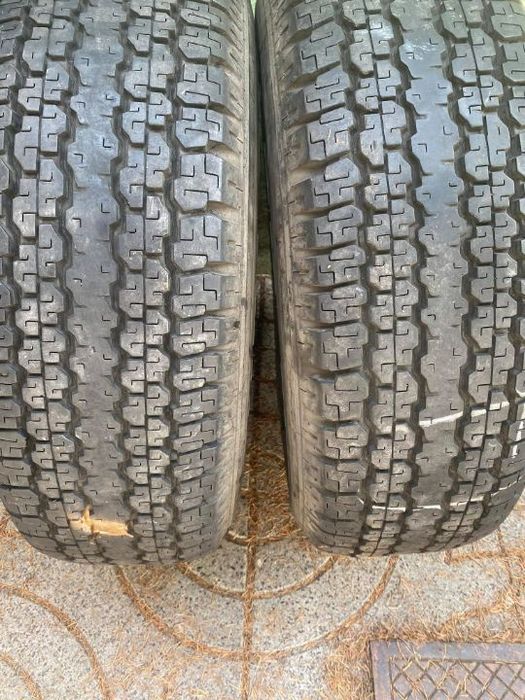 2 pneus 245/70/16 bridgestone dueler h/t com mais de 90% de piso