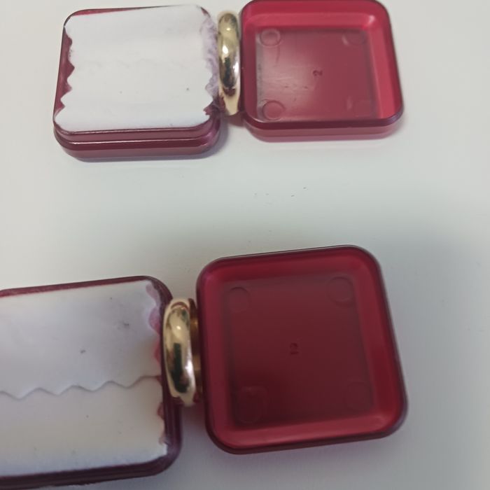 2 aliancas novas nunca usadas 9 kilates, marca de ouro,