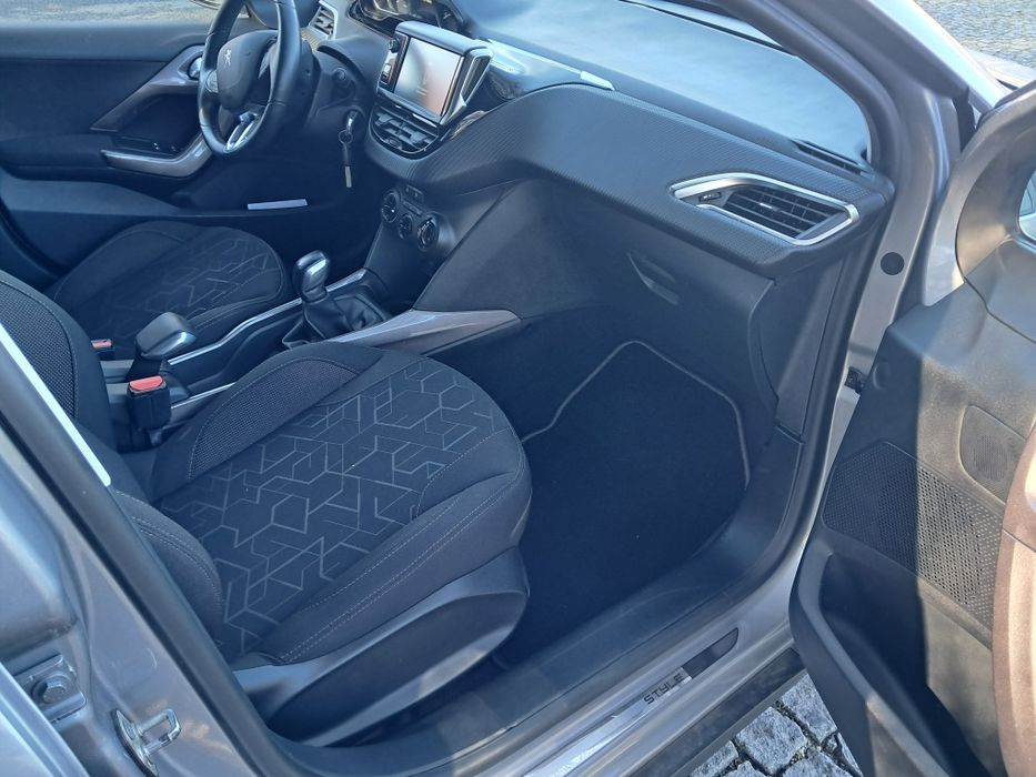 Peugeot 2008 1.2 pure tech style