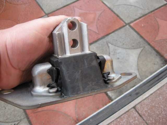 Продам подушку двигателя Вольво хс  90