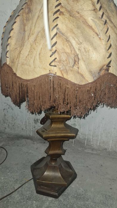 lampa podłogowa ze skórzanym abażurem
