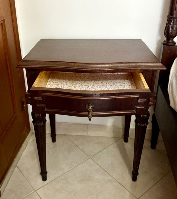 Mobília de quarto clássico em madeira