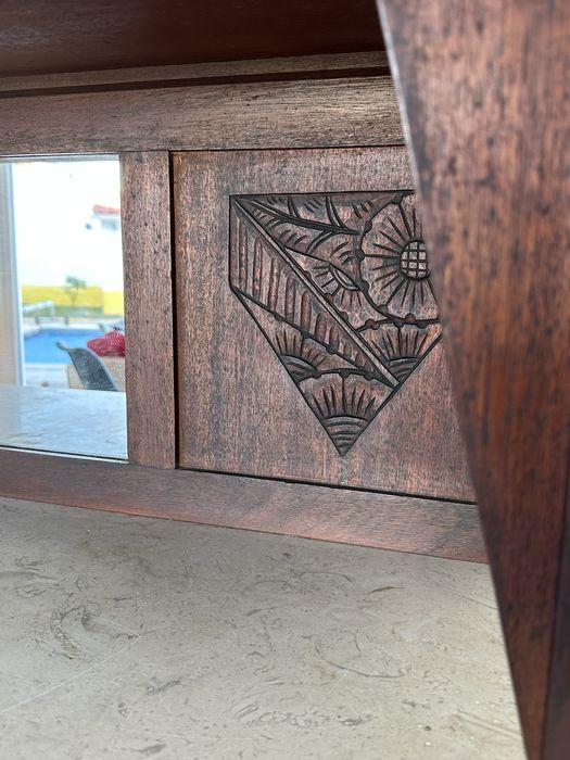 Móvel/cristaleira centenária