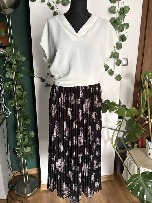 Czarna plisowana spódnica w kwiaty midi elegancka wiosna