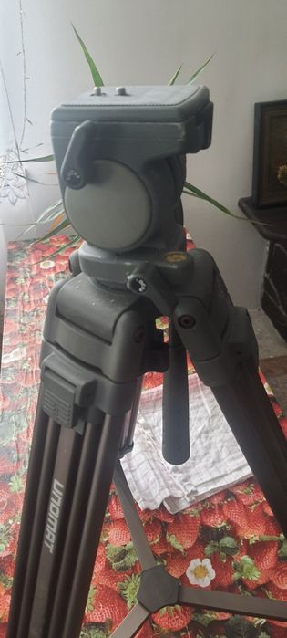 Штатiв для вiдеокамери.