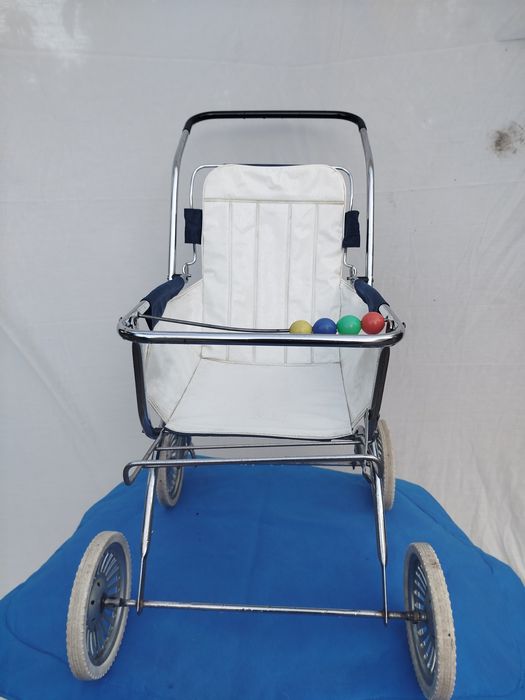 Carrinho de boneca antigo