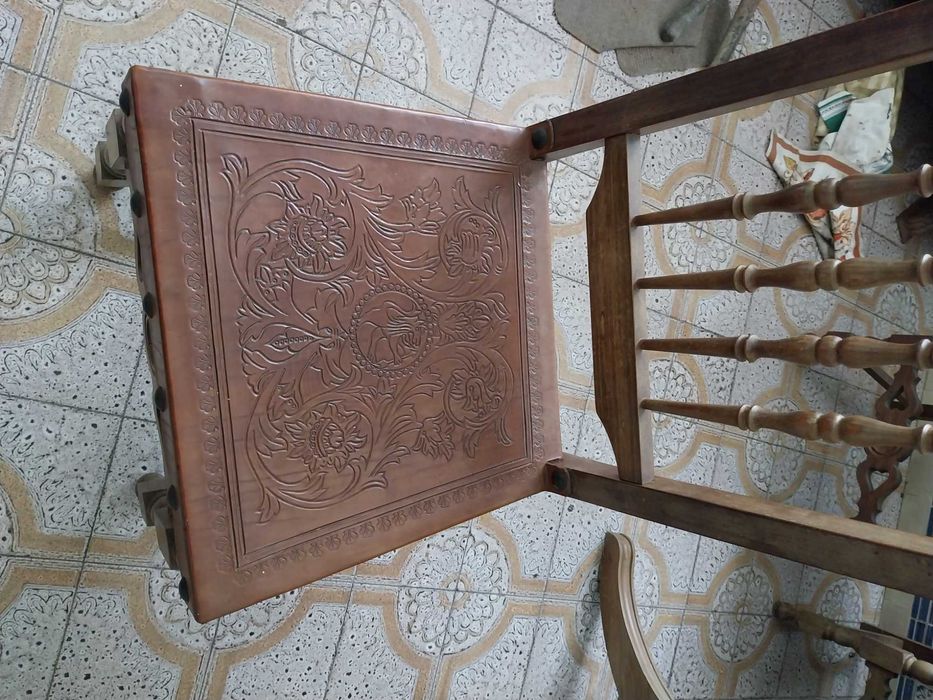 Mesa de jantar com seis cadeiras